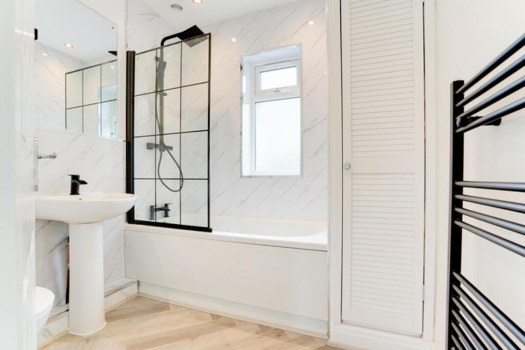 Lymer House - Stylish 3 Bedroom House In Wolverhampton Bilik gambar